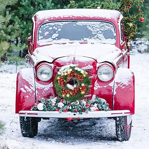 Işıklar ve çam kozalakları Berry kümeleri ile Noel araba dekorasyon çelenk Noel araba çelenk Araba, kamyon, SUV veya